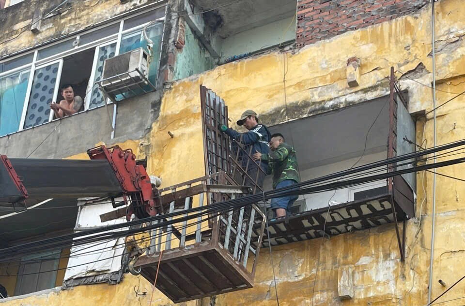 Lực lượng Cảnh sát PCCC&CNCH: Tích cực vận động Nhân dân tháo dỡ 2.180 buồng lồi, lồng sắt, tạo lối thoát nạn thứ hai